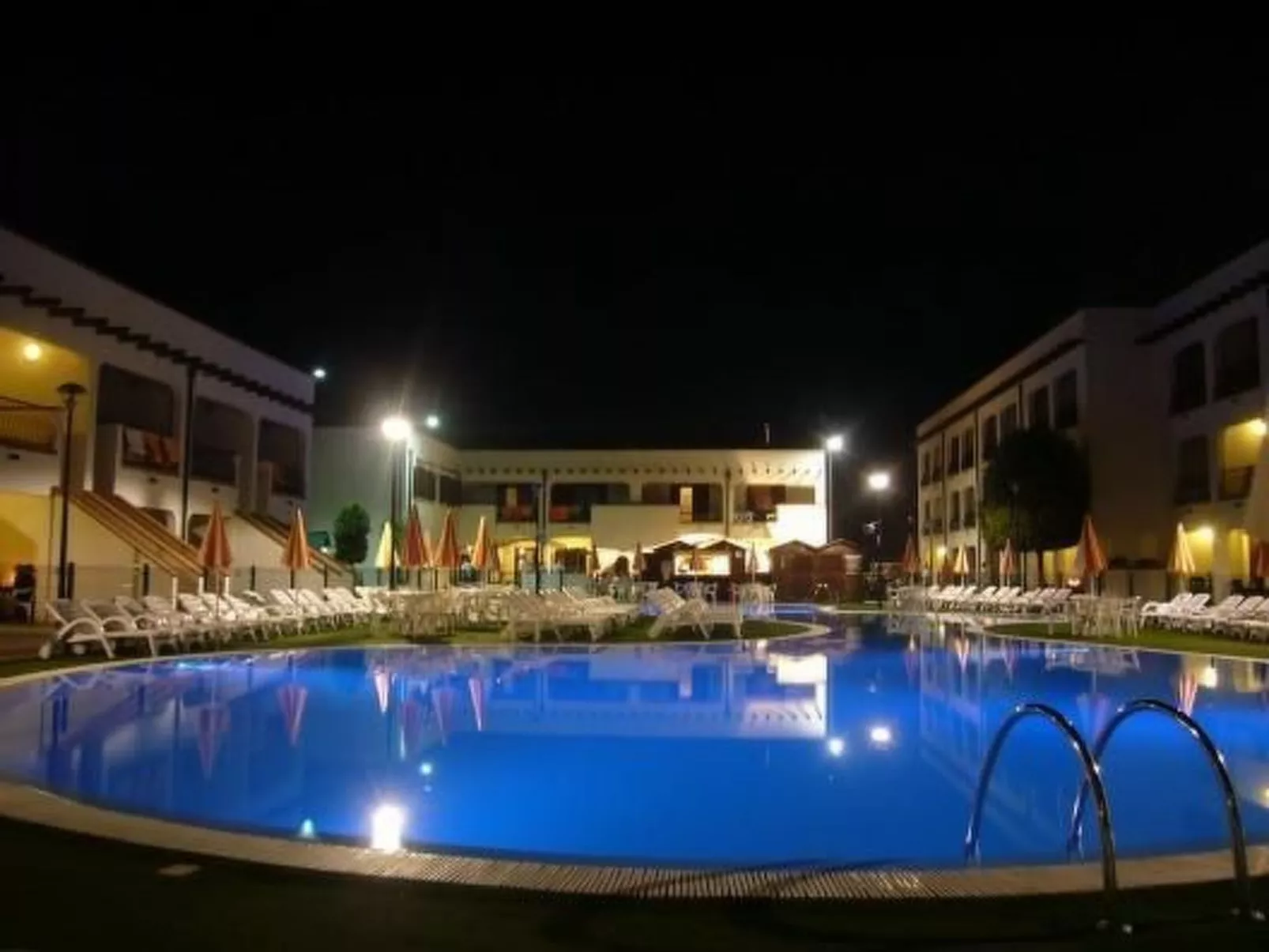 In Lido Di Spina mit Möbliertem Balkon-Buiten