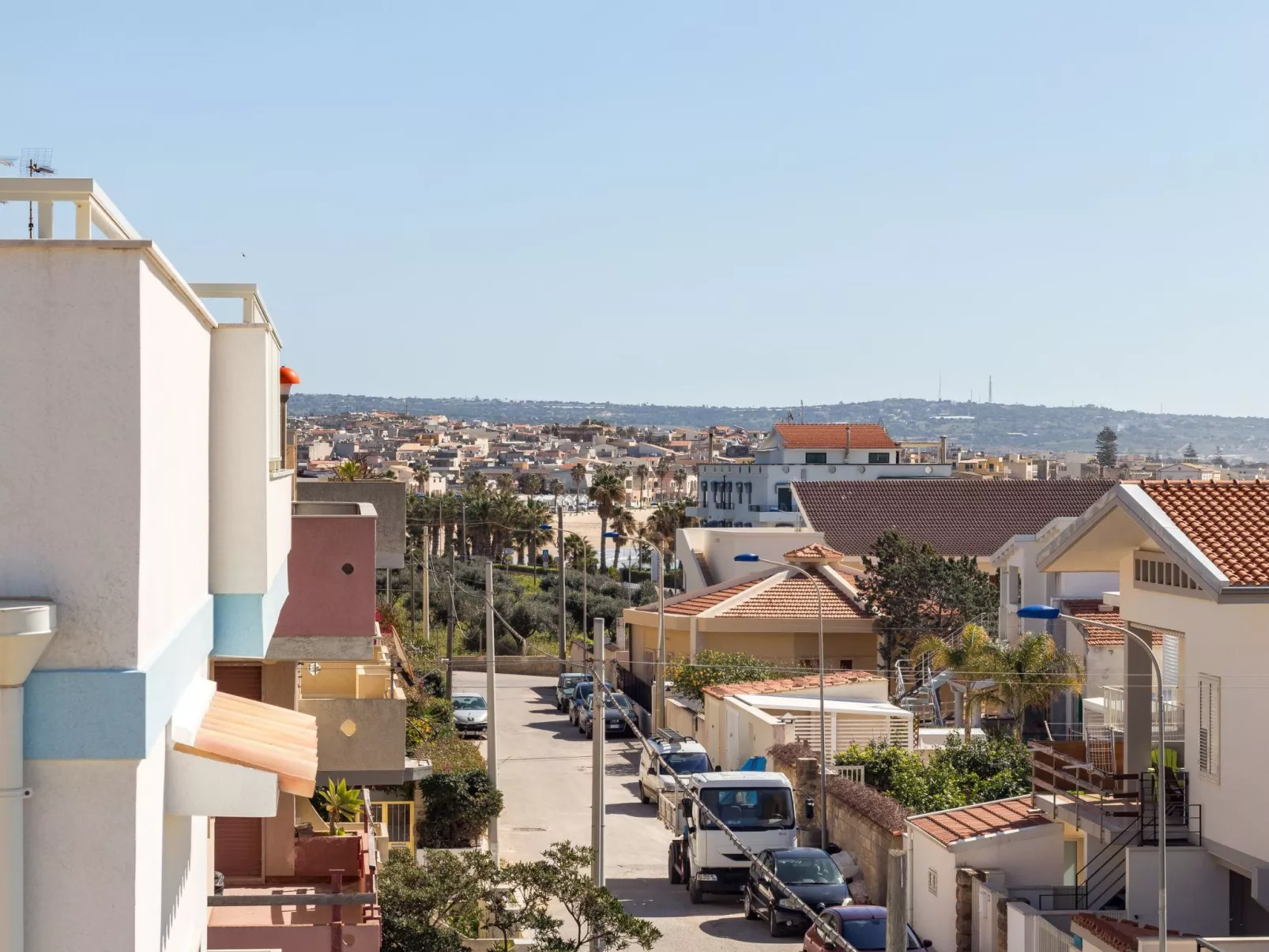 Appartement in Donnalucata mit Möblierter Terrasse und Meerblick-Buiten