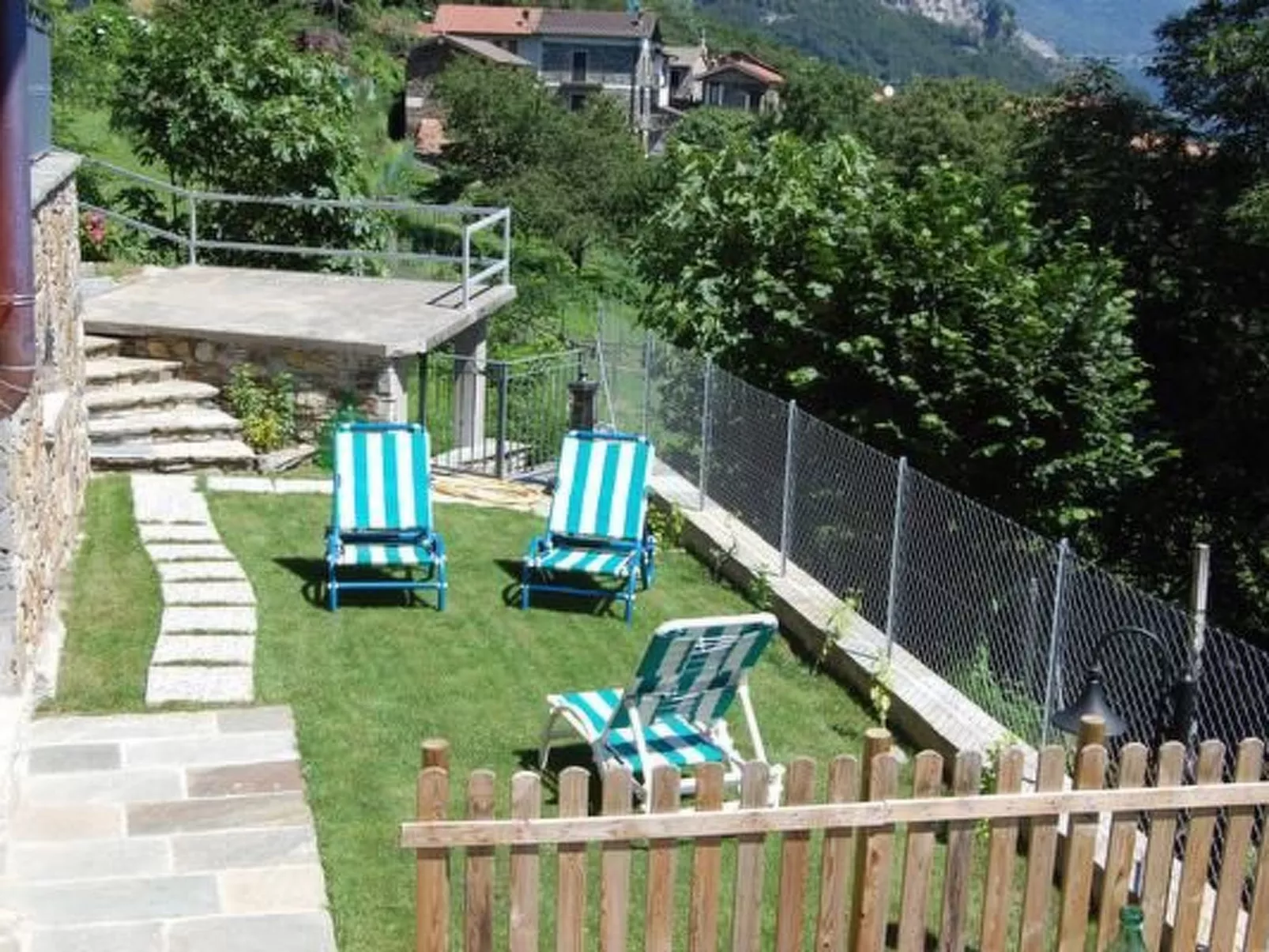 Rustikales Haus in ruhiger Lage mit  Seesicht-Buiten