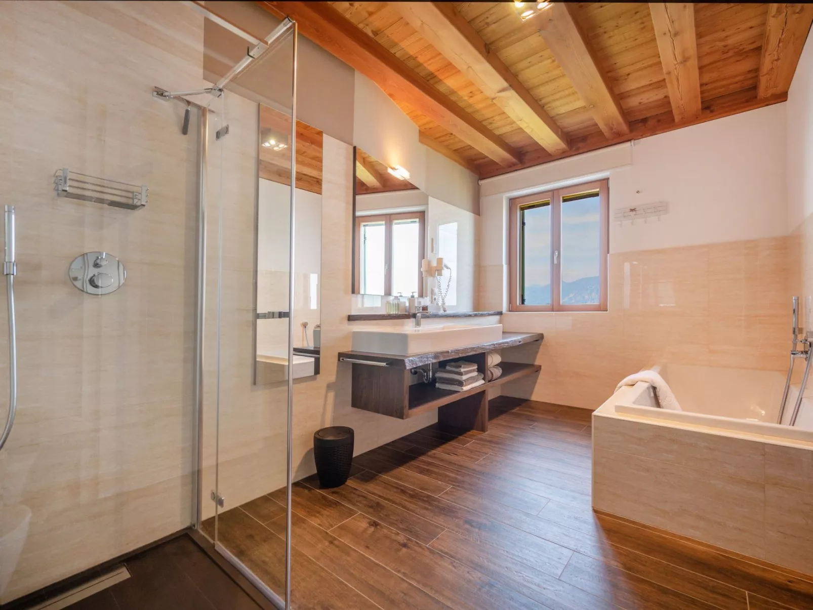 Villa mit schönem Seepanorama und Naturteich-Binnen