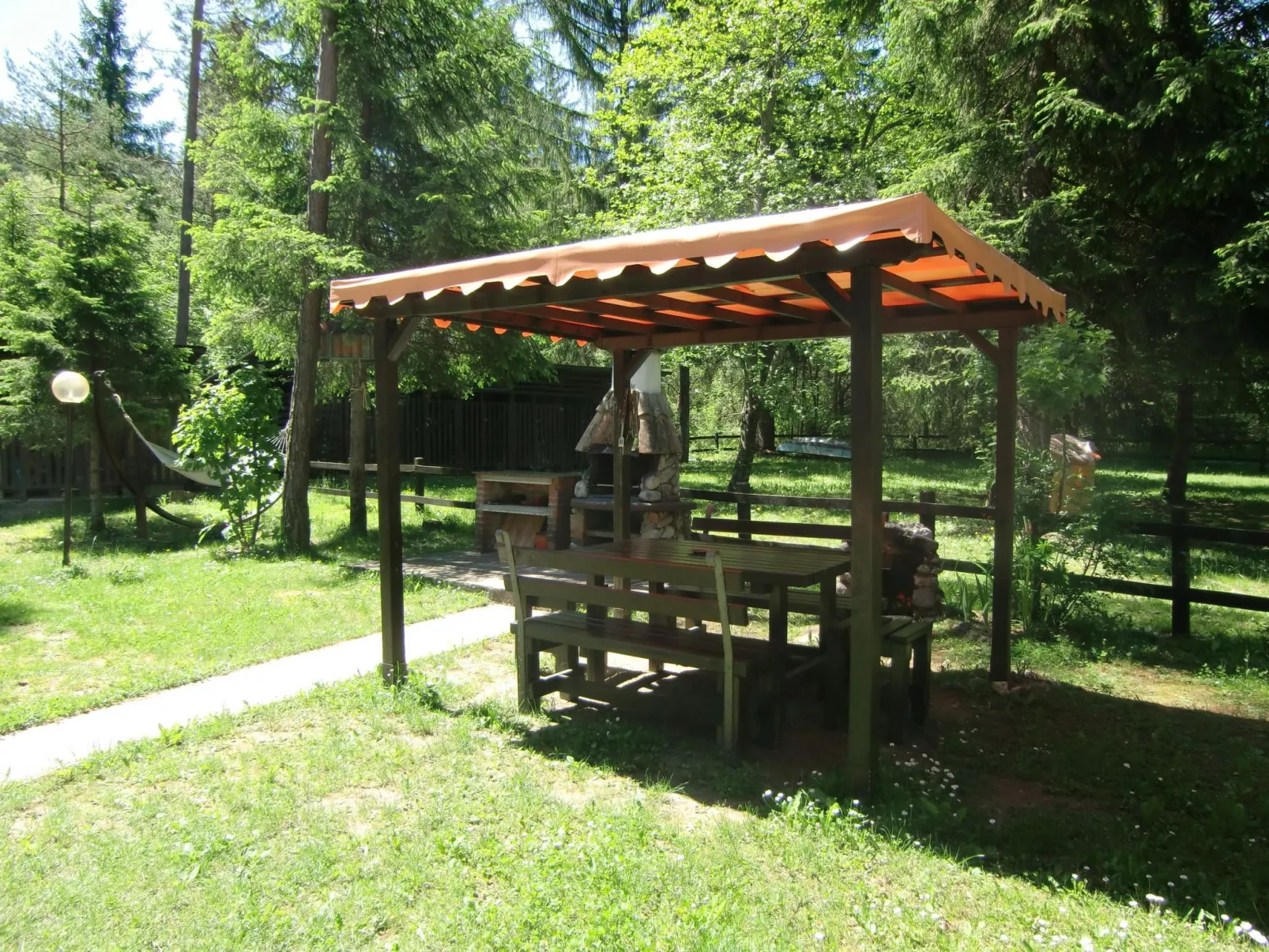 Erdgeschosswohnung mit möbliertem Garten-Buiten