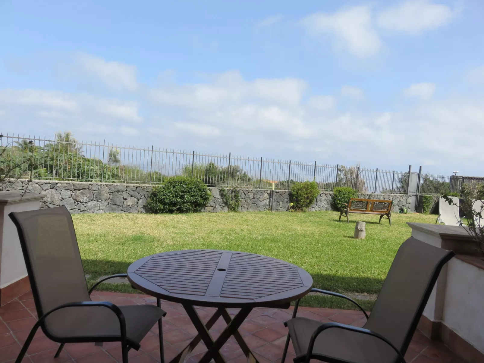 Einzimmerwohnung mit Terrasse-Buiten