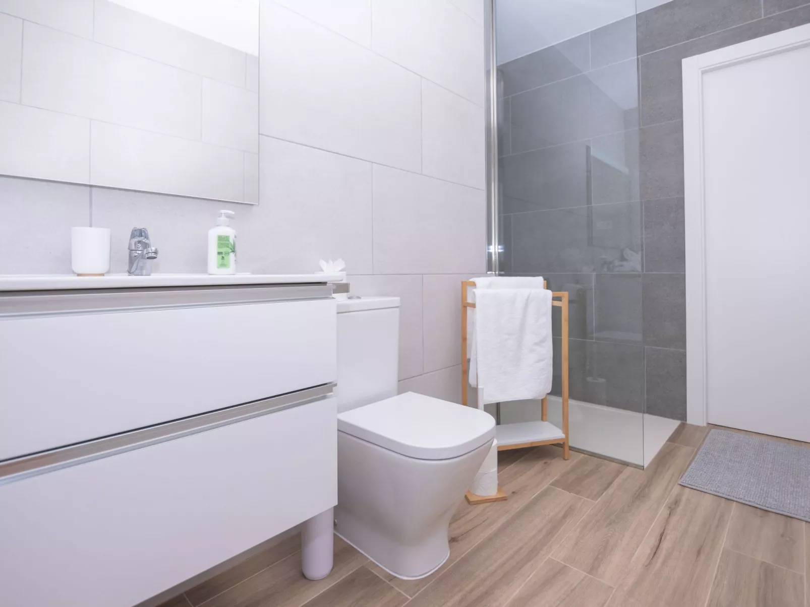 Modernes und helles Ferienhaus direkt am Meer, mit zwei großen Terrassen, Garte-Binnen