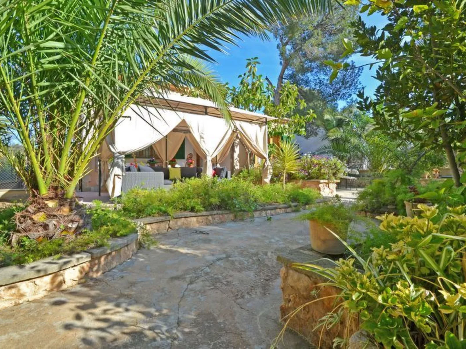 Schöne Villa mit Pool und Garten-Image-tags.info