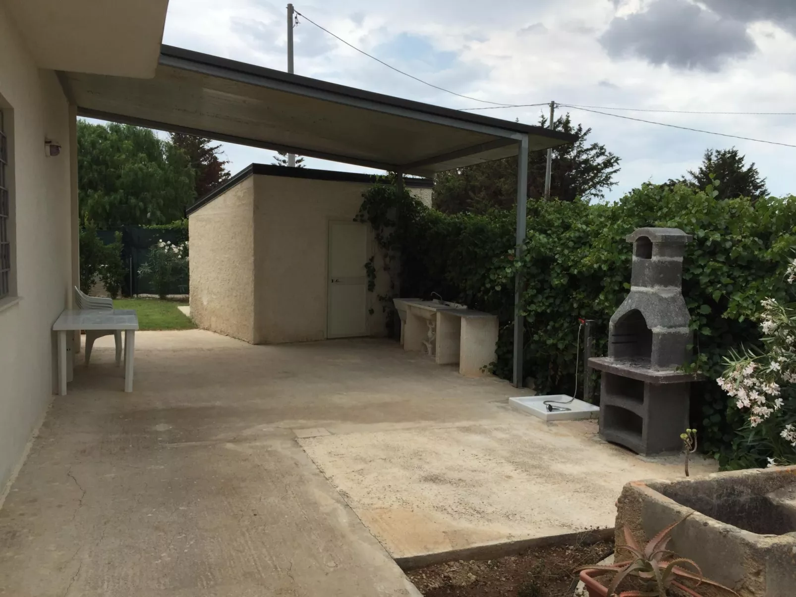 Ebenerdig auch für Rollstuhlfahrer geeignet mit Terrasse und Parkplatz-Buiten