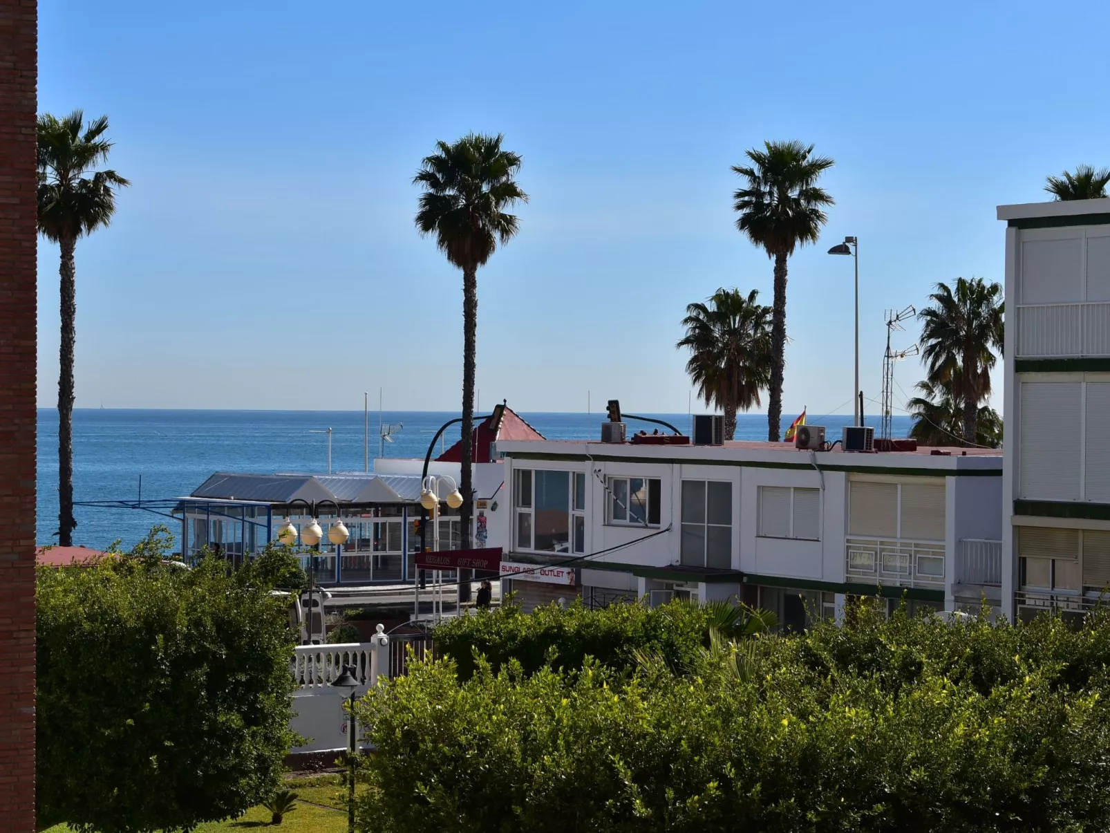 Helle und renovierte Ferienwohnung mit Balkon und tollem Blick auf das Meer - Buiten