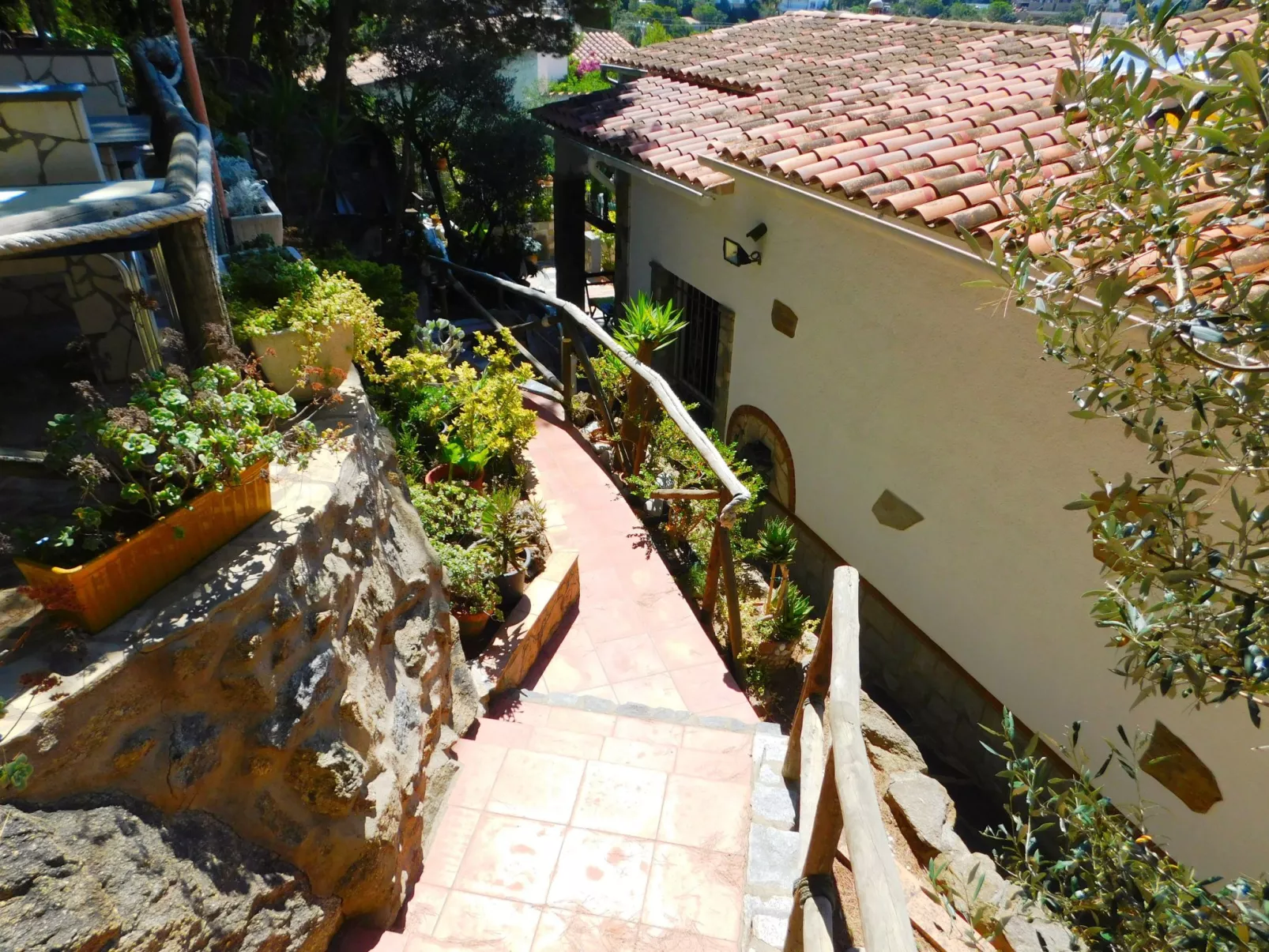 Wunderschönes Ferienhaus in Roses mit Großer Terrasse-Buiten