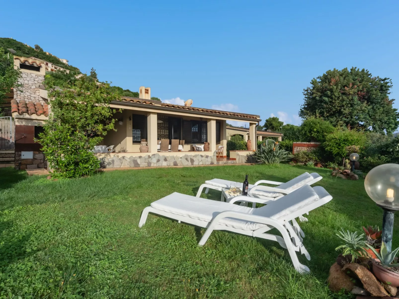 Herrliche freistehende Villa mit Meerblick und nur wenige Gehminuten vom Strand-Buiten