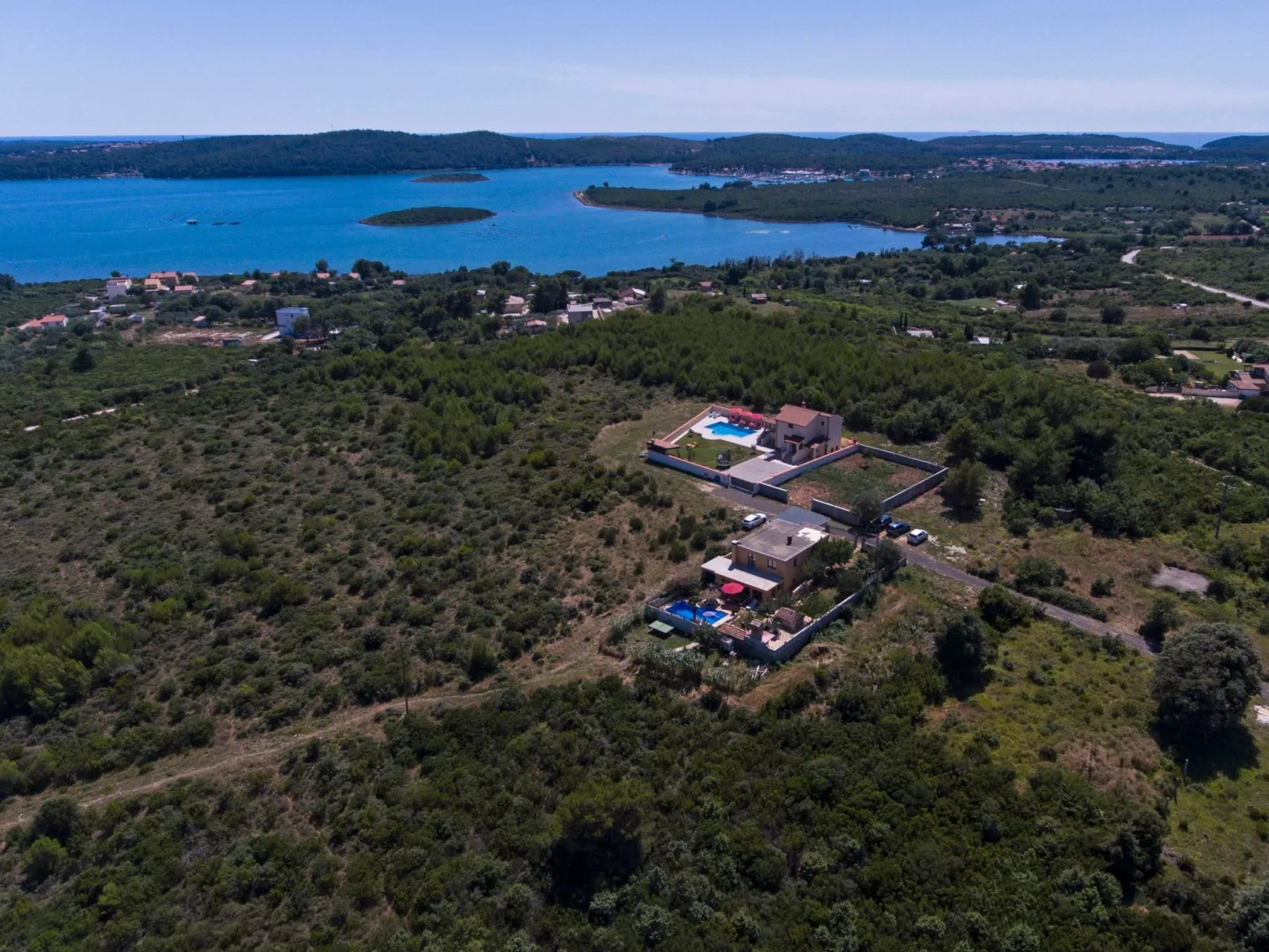 Nettes Ferienhaus in Pomer mit Privatem Pool-Buiten