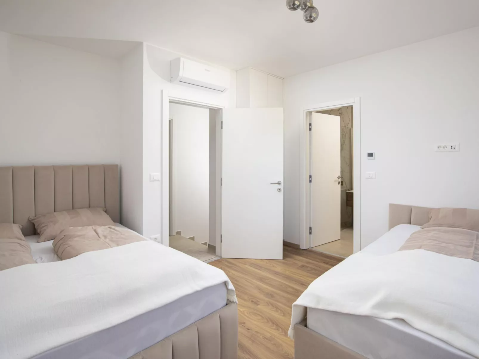 Villa Oasis mit beheiztem Pool, 700 m vom Meer entfernt-Binnen