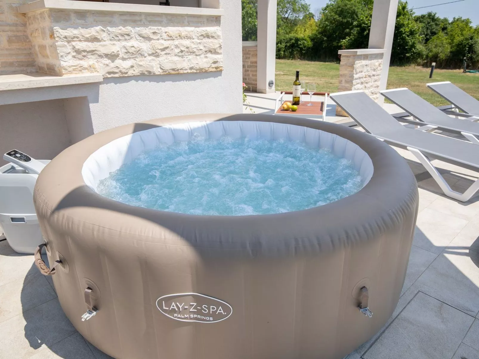 In Pomer mit Parkplatz-Buiten