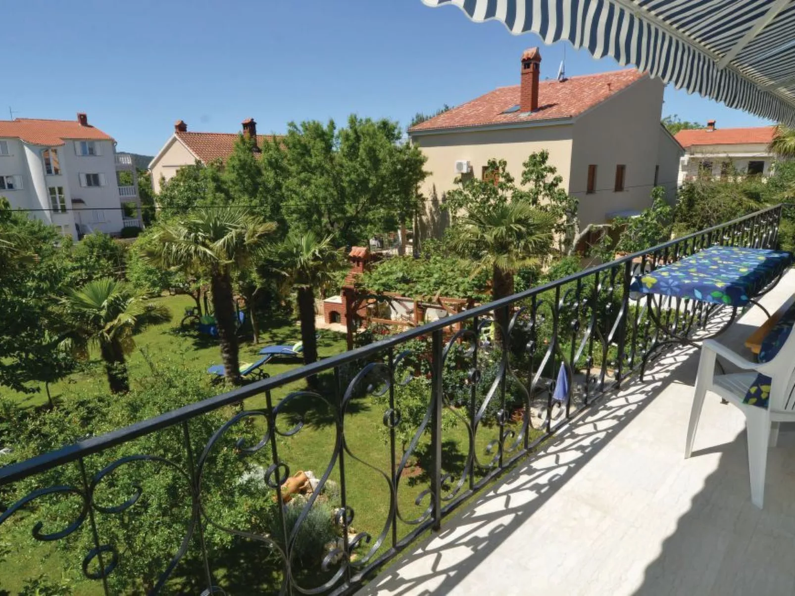 Geräumige Wohnung in Medulin mit privatem Parkplatz-Buiten