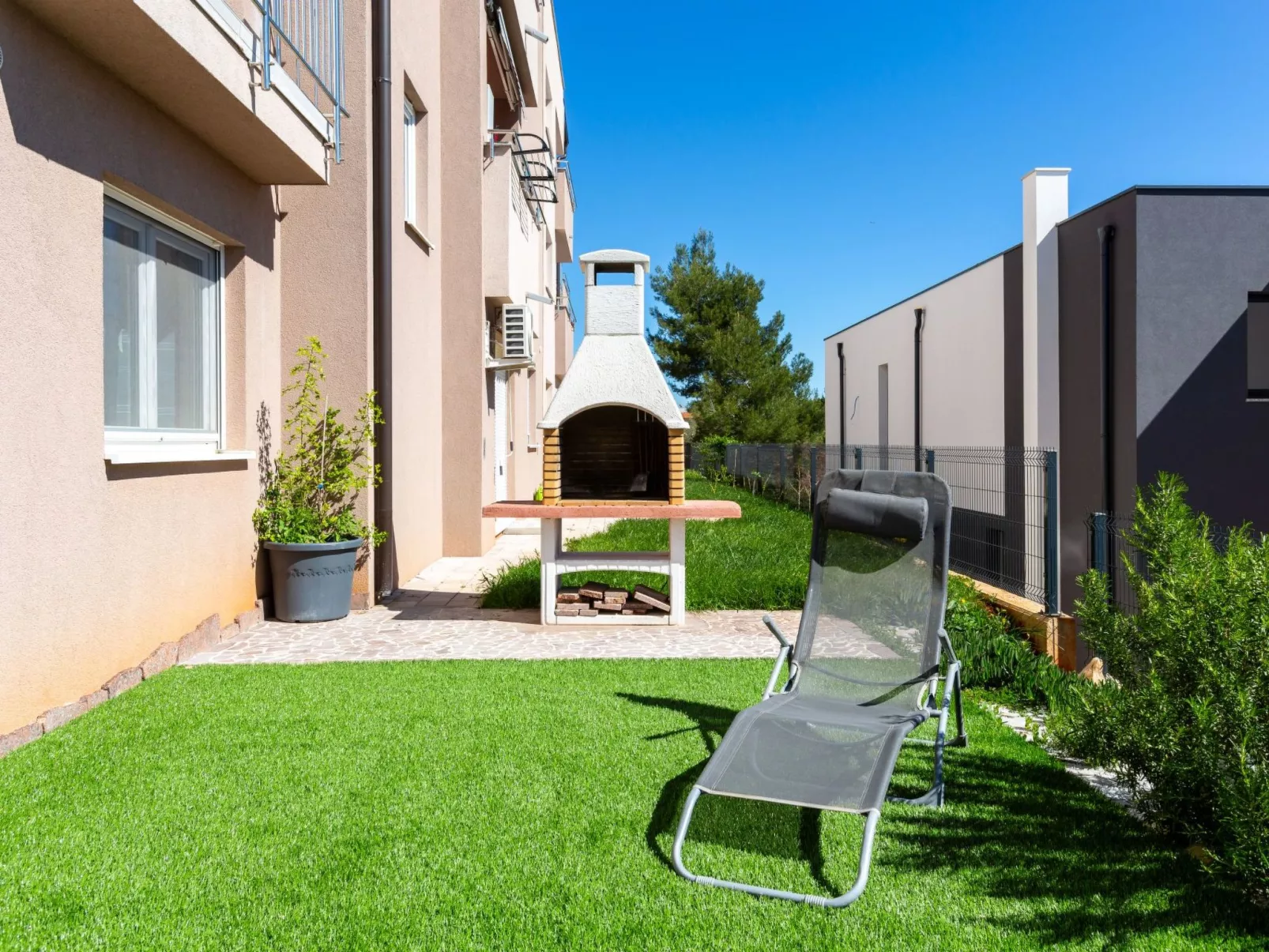 "Emira Mukalba" mit Terrasse-Image-tags.info