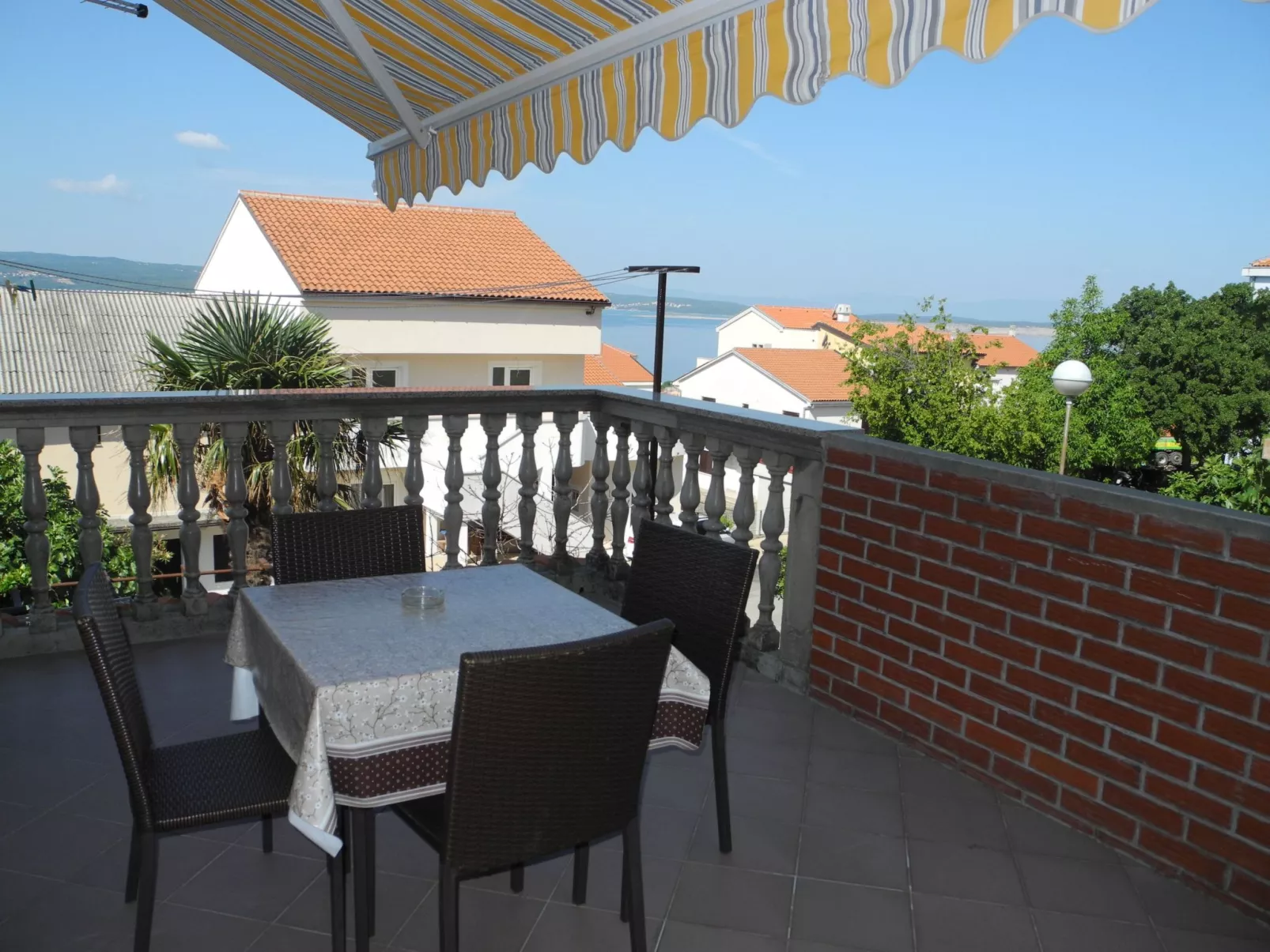 Wohnung in Crikvenica mit Terrasse und Grill-Buiten