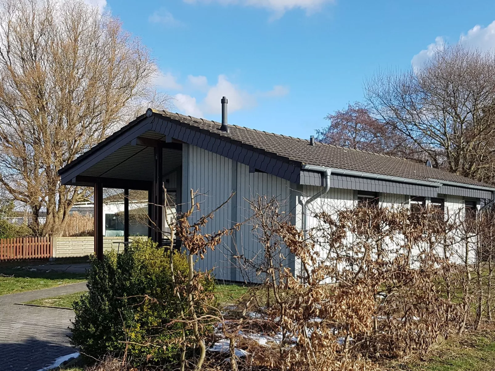 Freistehendes Ferienhaus in 2.Reihe am See-Buiten