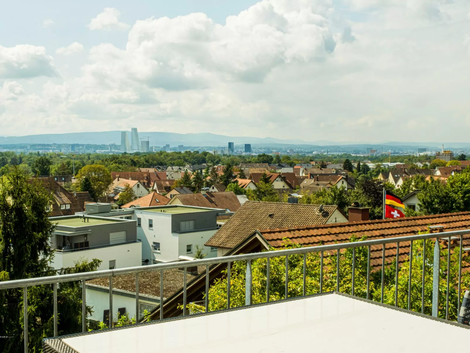 Apartment mit Terrasse nahe Schweizer Grenze - Buiten