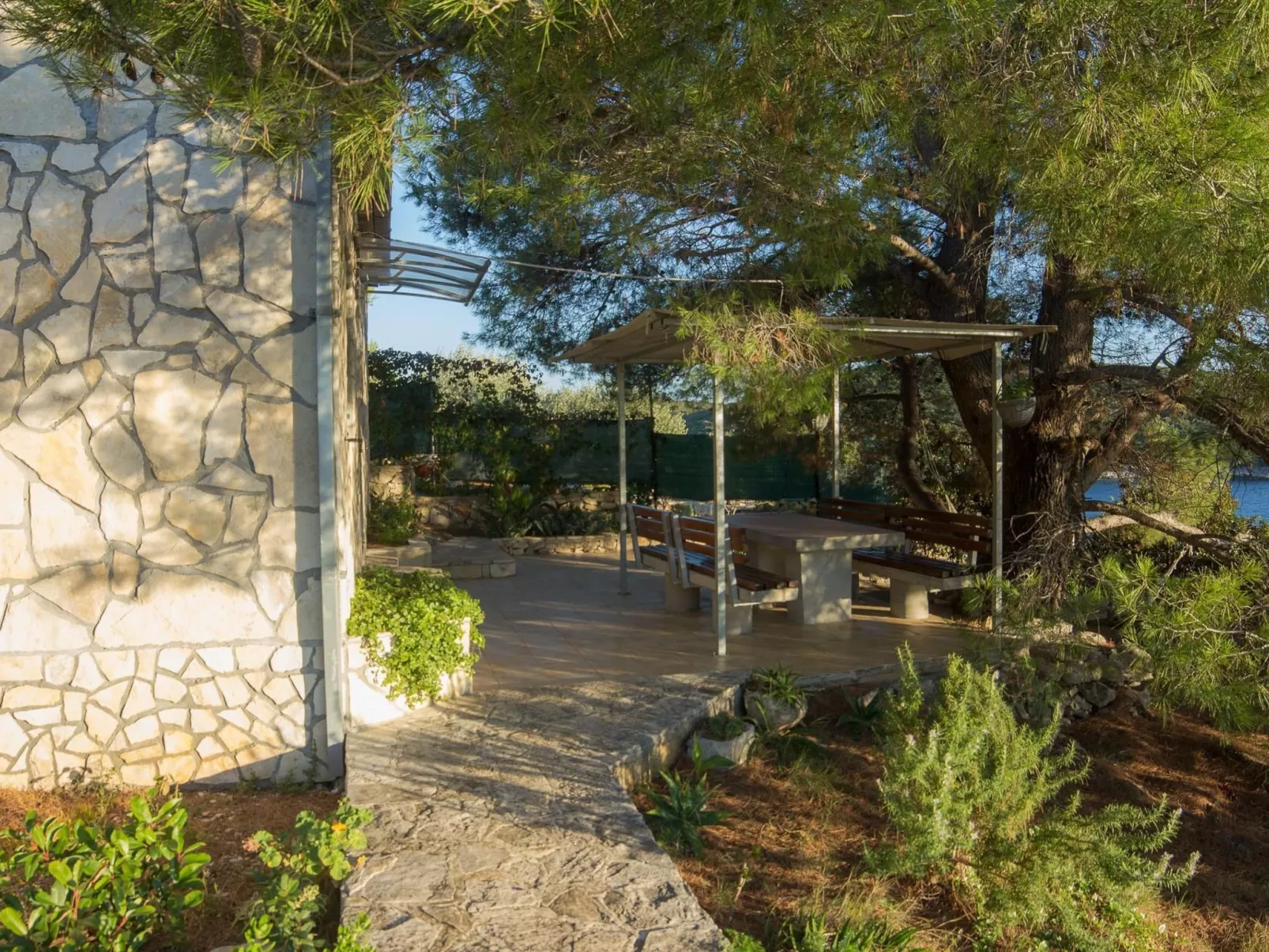 In Maslinica mit Großer Terrasse-Buiten