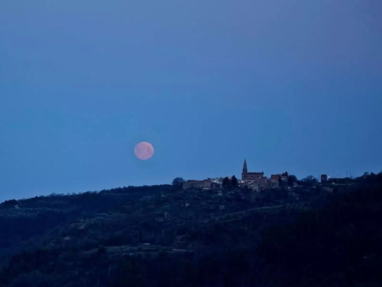 In Kostanjica mit Grill, Terrasse und Garten-Buiten