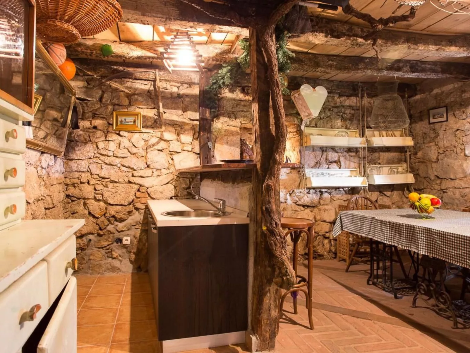 Haus mit modernem Interieur und einer alten Taverne - Binnen