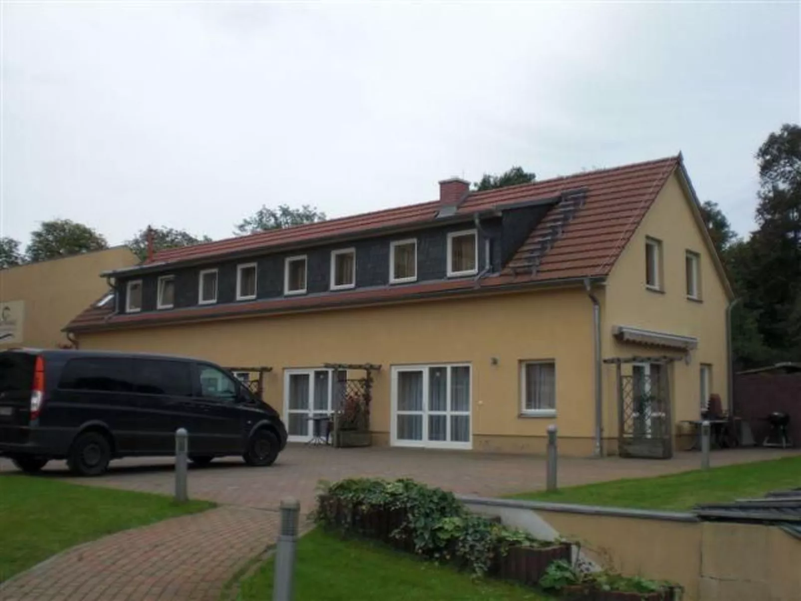 Maisonettewohnung mit kleiner Eingangsterrasse-Buiten