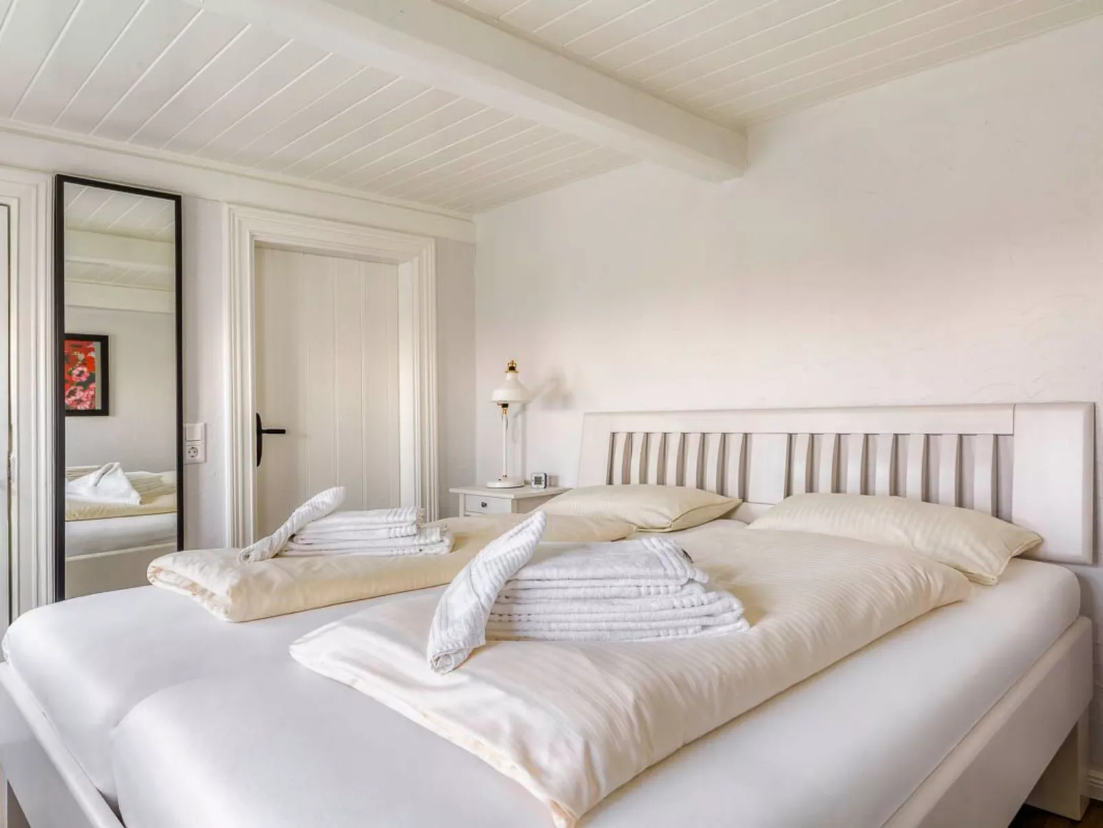 Reetdachhaus inmitten von Wiesen und Feldern-Binnen