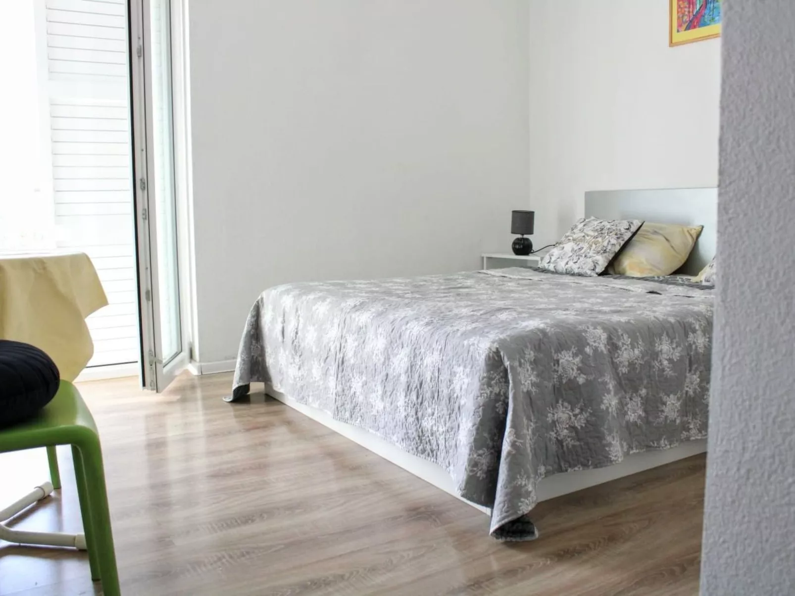 Weiße Idylle auf dem blauen Meer-Binnen