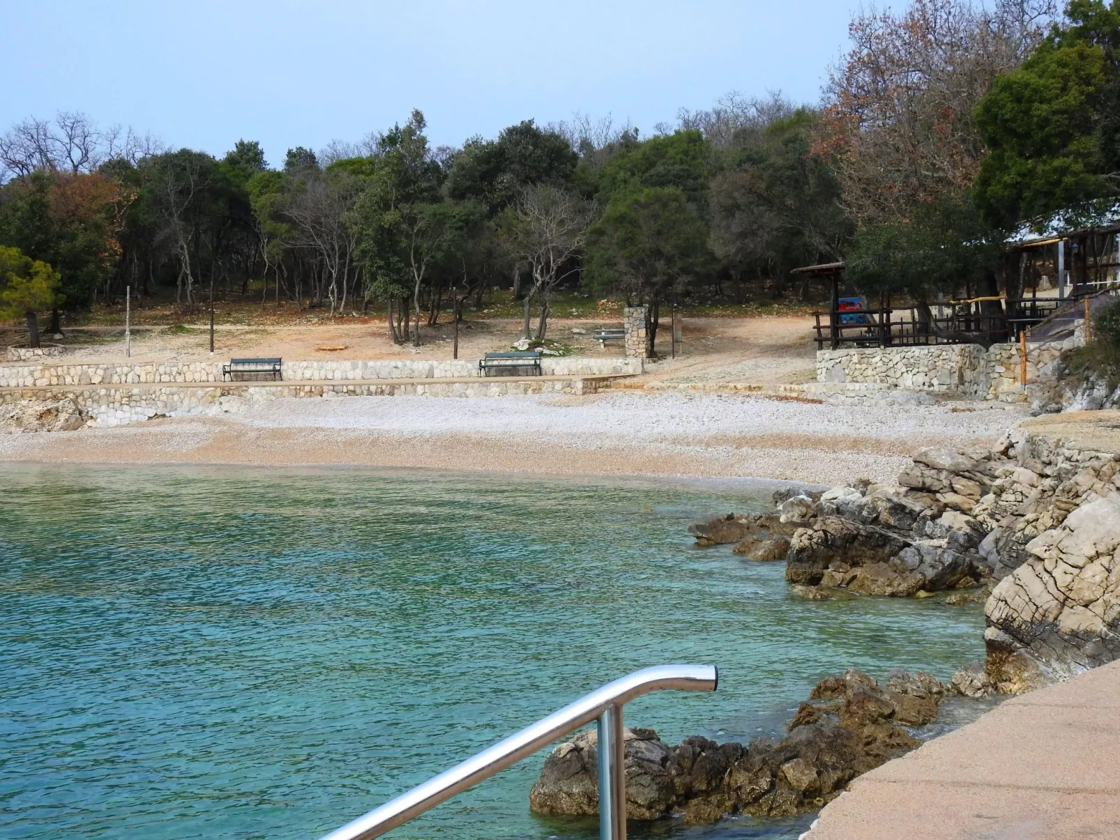 Gemütliches Ferienhaus in Pinezići mit großer Terrasse-Buiten