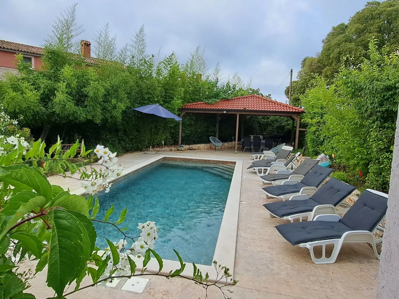 "Eti and Mia" mit Pool-Buiten