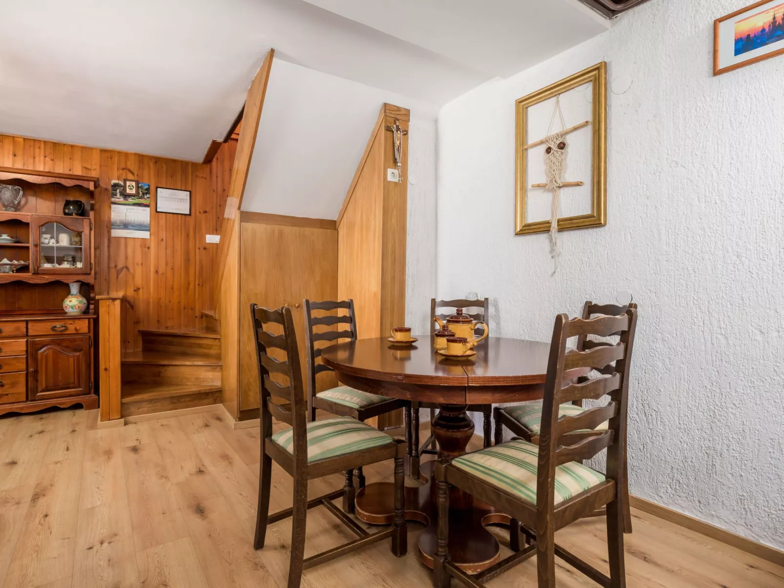 Mit großem Garten und Pool-Binnen