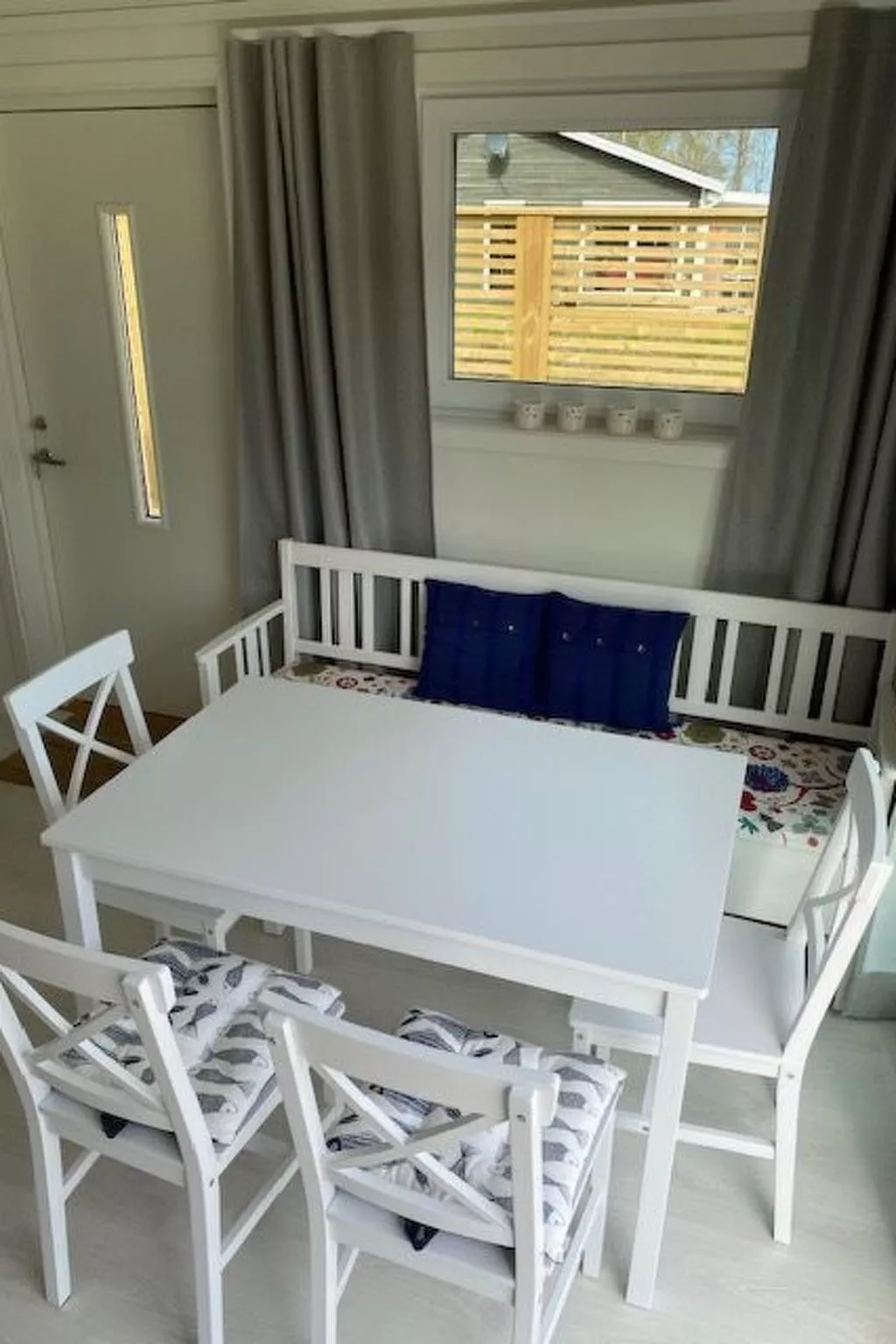 Ein  kleines Holzhaus-Buiten