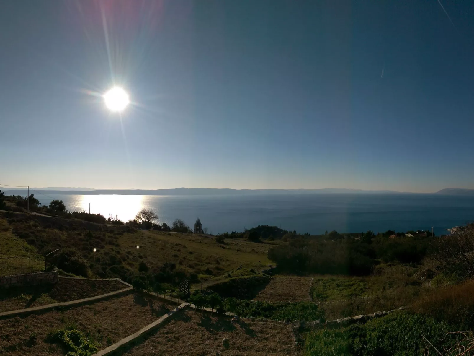 Anwesen mit Blick auf das Wasser-Image-tags.info