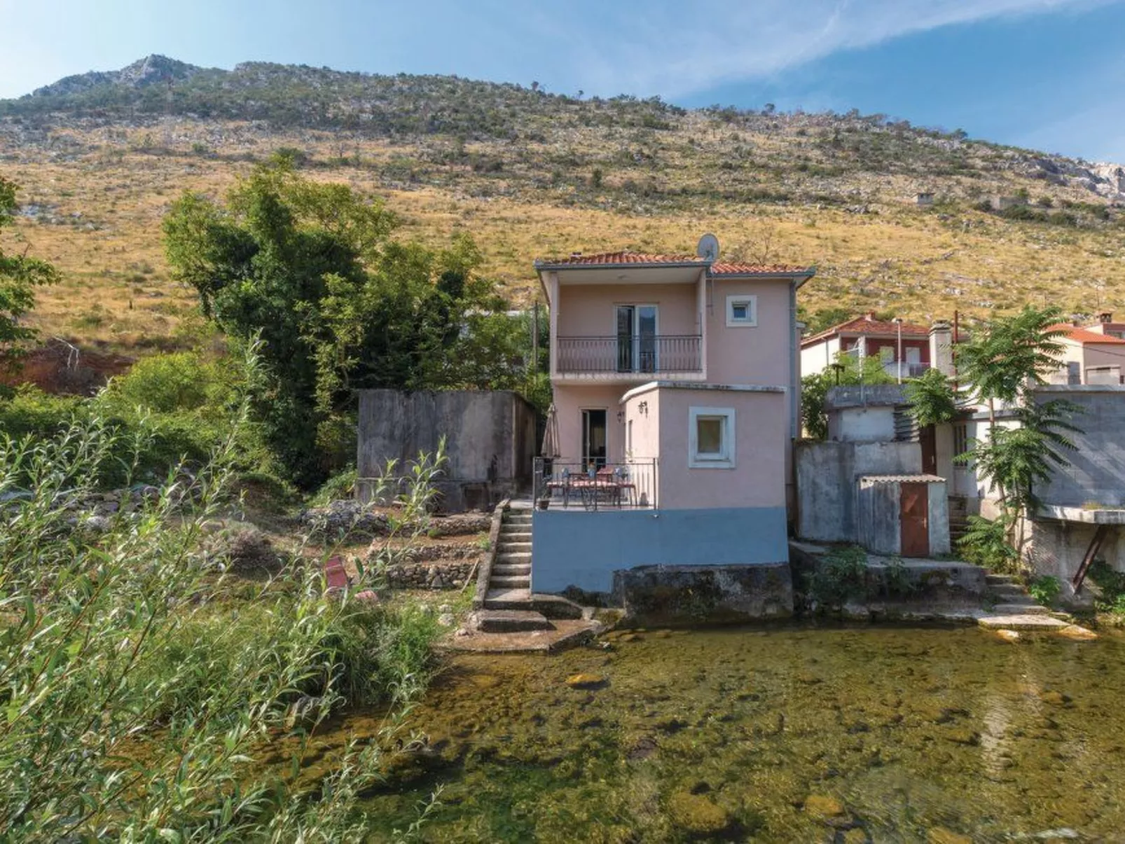 Žrnovnica, Entspannung am Flussufer-Buiten