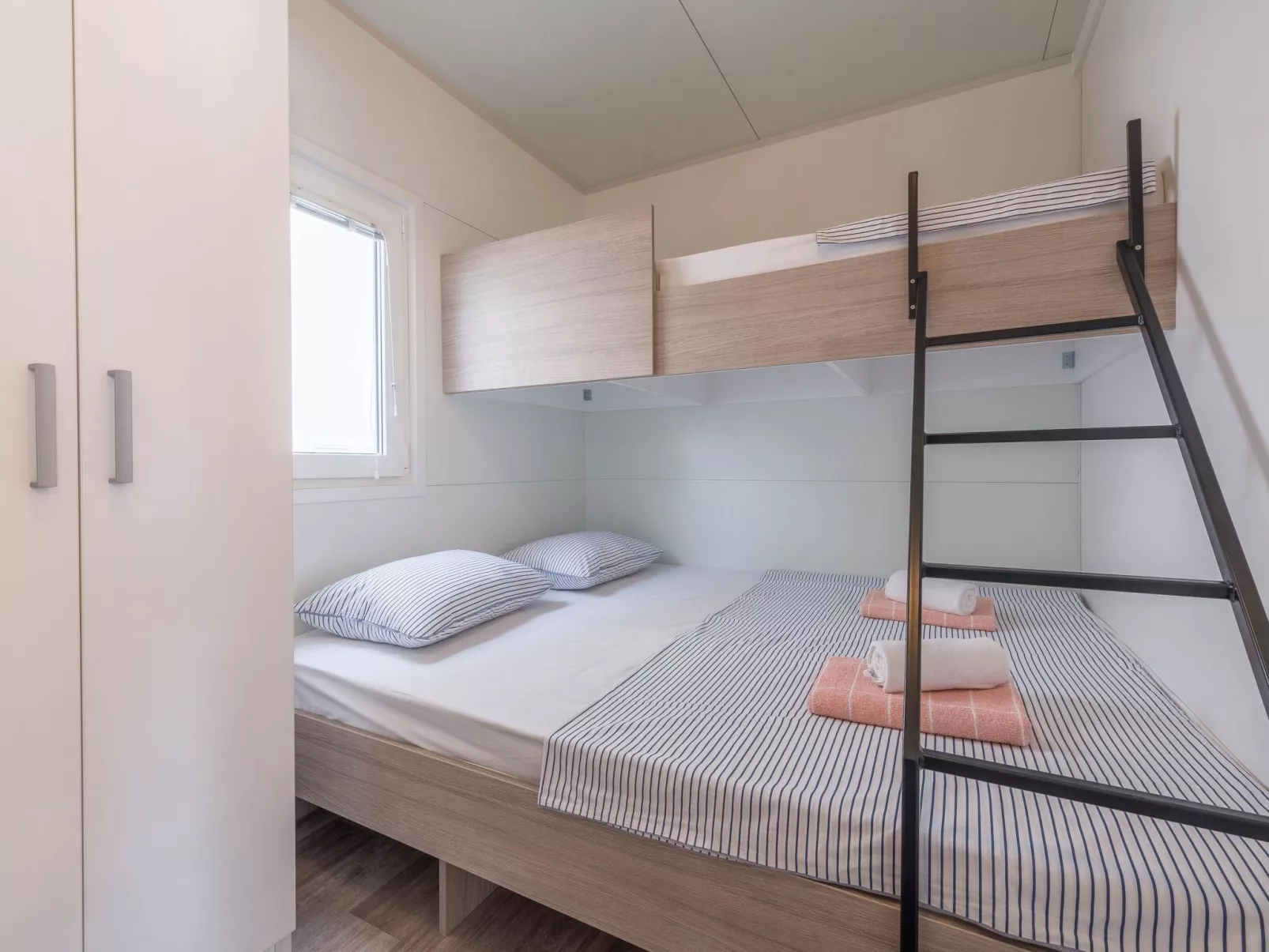 MH Summer Home-Binnen