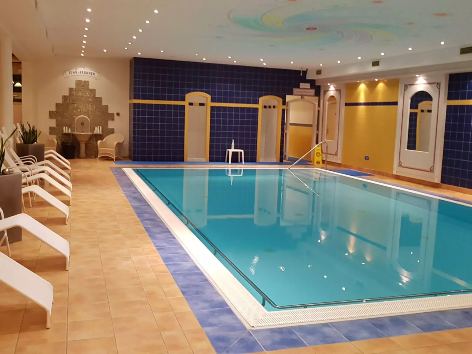 Mit Gemeinschaftspool und Terrasse-Binnen