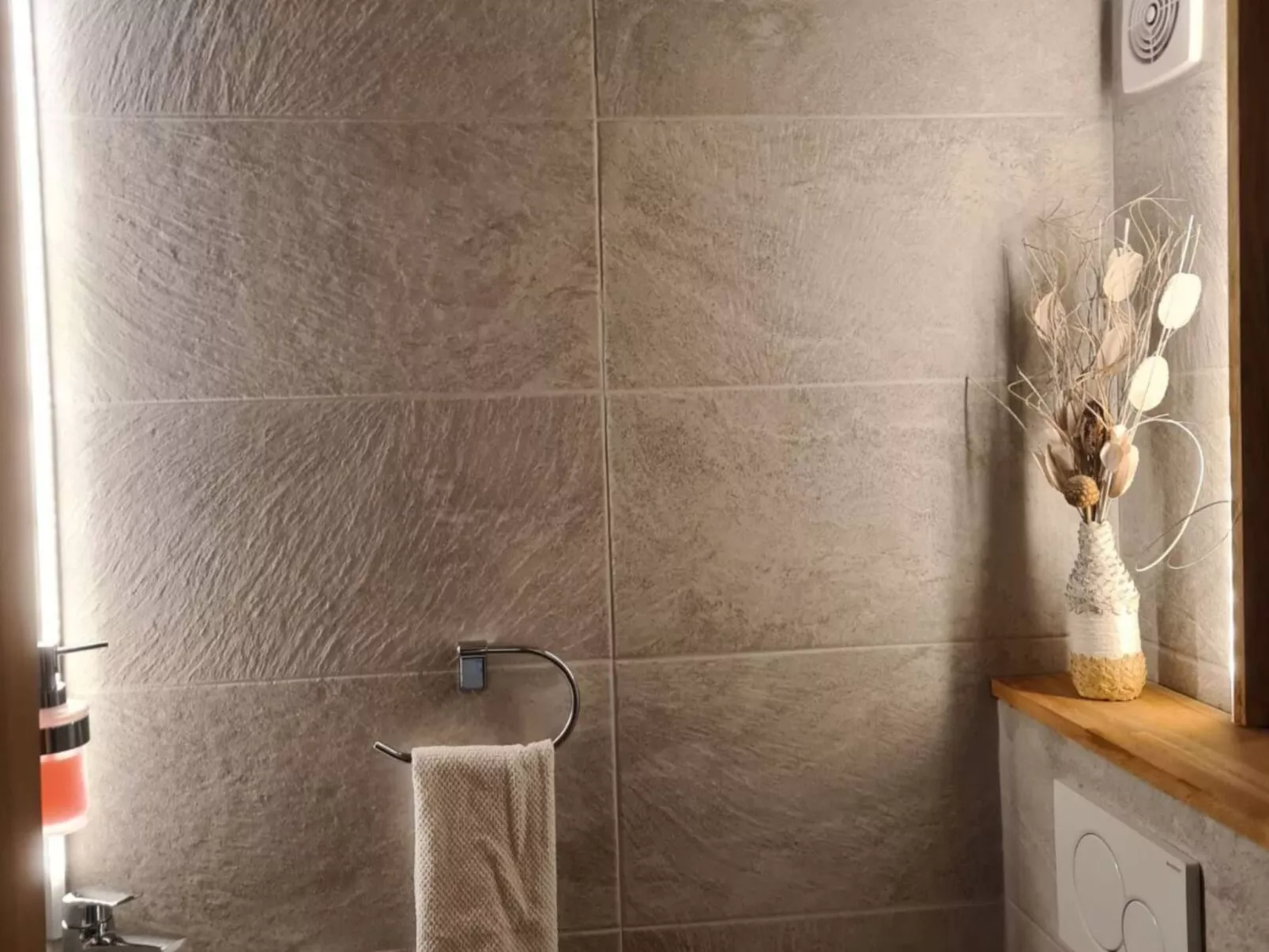 Chalet mit Seeblick, Jacuzzi, Sauna und Garten-Binnen