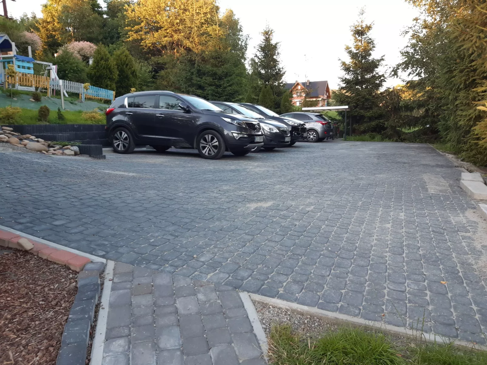 Modernes Ferienhaus in Kiczora mit Großem Garten - Buiten
