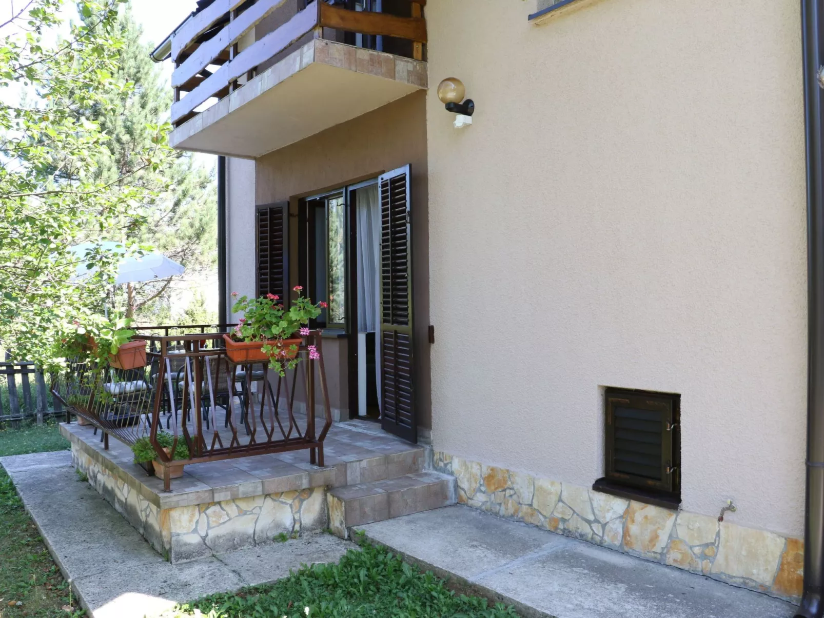 Mit Garten, Grill und Terrasse-Buiten