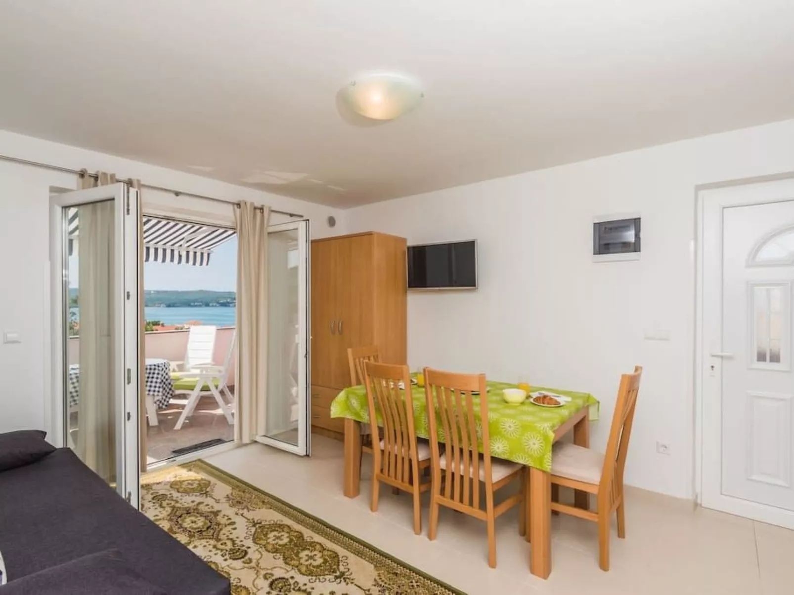 Große Wohnung in Klimno mit Möbliertem Balkon-Binnen