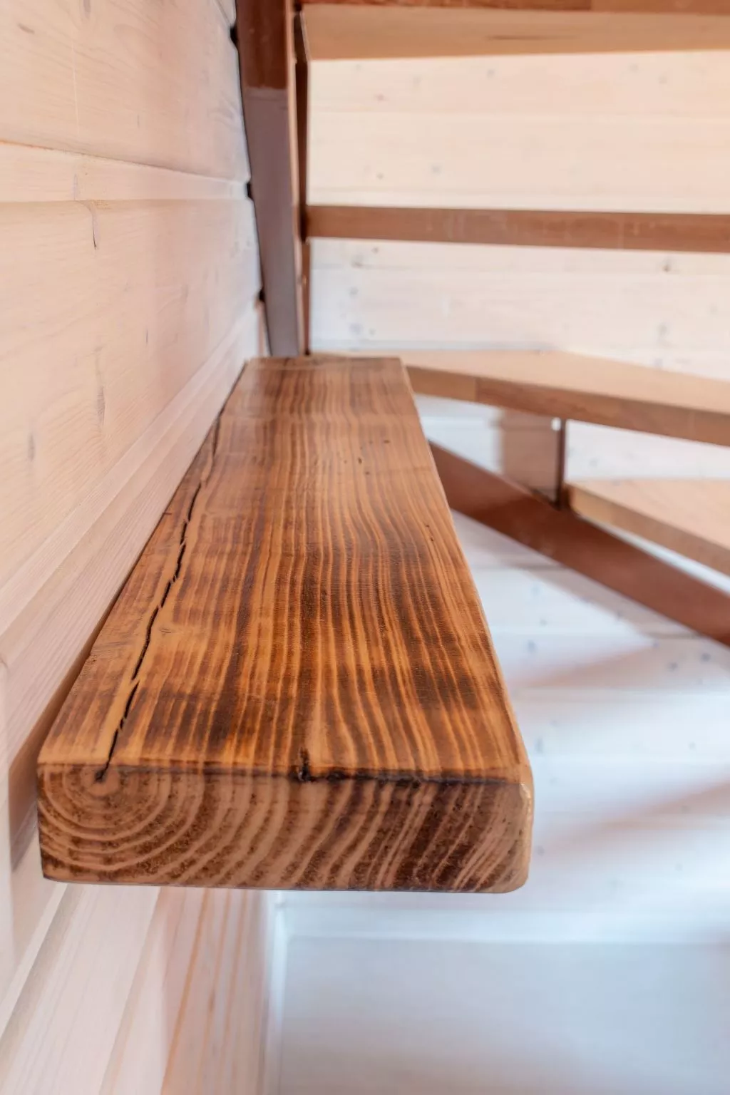 Trebor"-Häuser in einem eingezäunten Gebiet-Image-tags.info