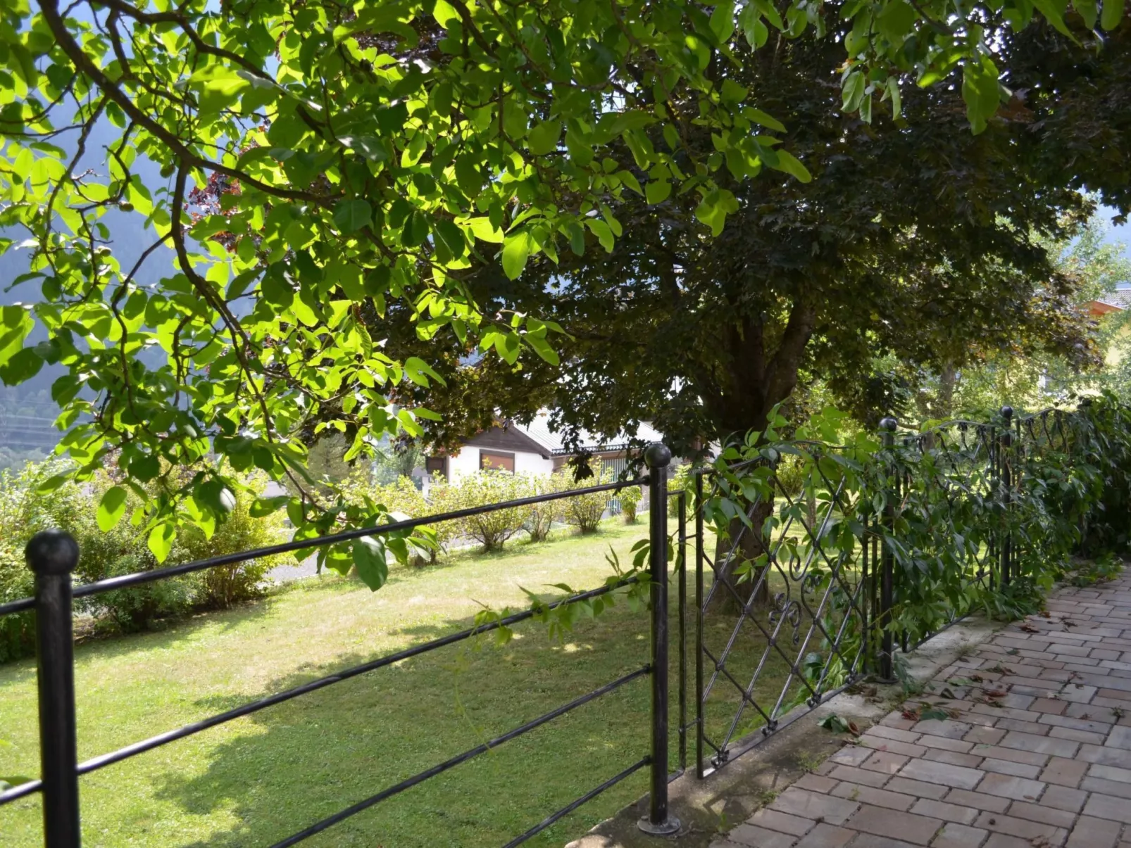 Geräumige Ferienwohnung mit zwei Schlafzimmern - Buiten