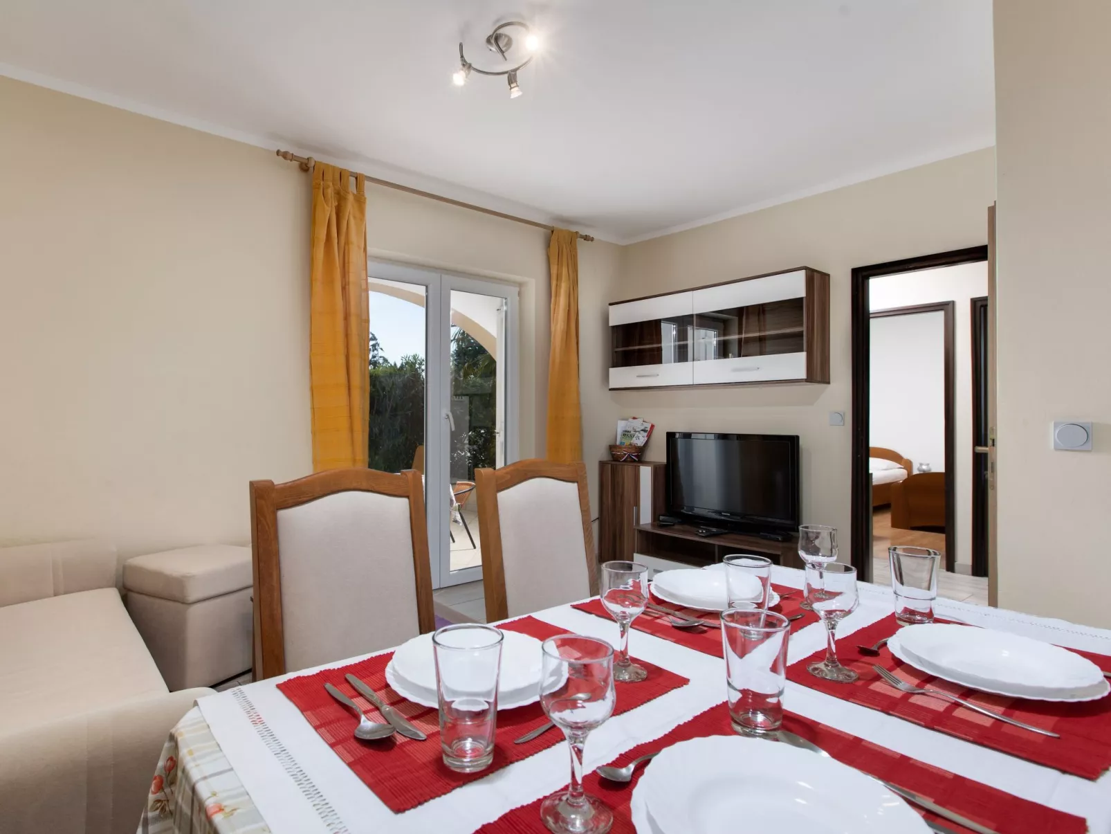 Schöne Wohnung "Apartman Mira 1" mit Terrasse-Binnen