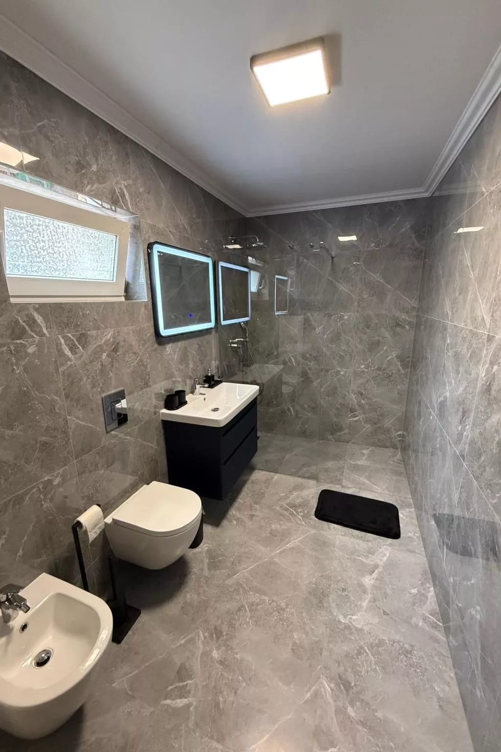 Mélanie im Erdgeschoss einer Villa in Strandnähe-Image-tags.info