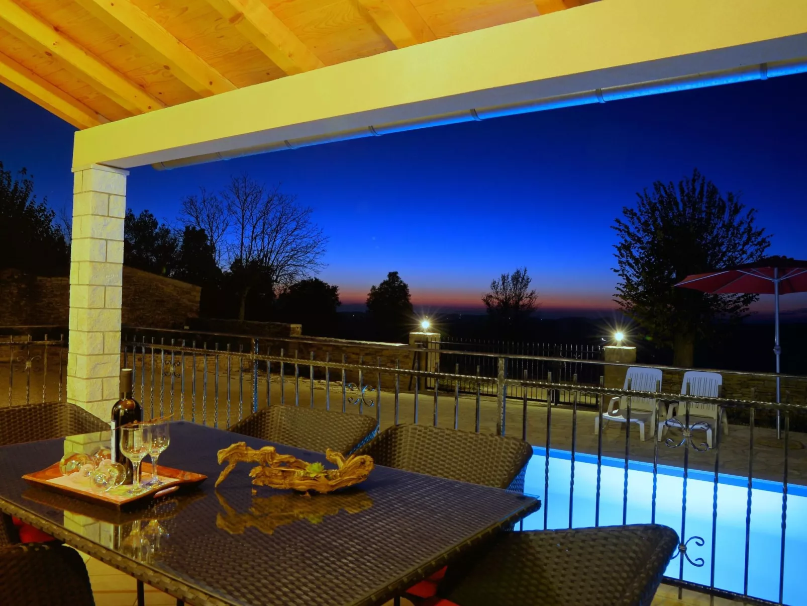 'Villa Grguci' mit eigener Terrasse-Buiten