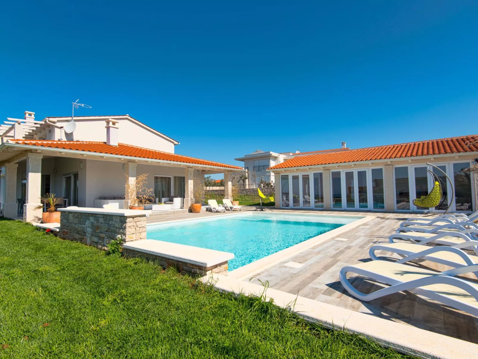 Elegante und komfortable Villa mit Salzwasserpool, Whirlpool und Sauna, umgeben-Buiten