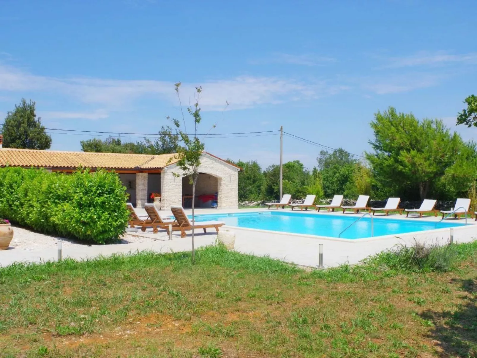 Appartement in Rakalj mit gemeinsamem Pool, Terrasse und Grill-Buiten