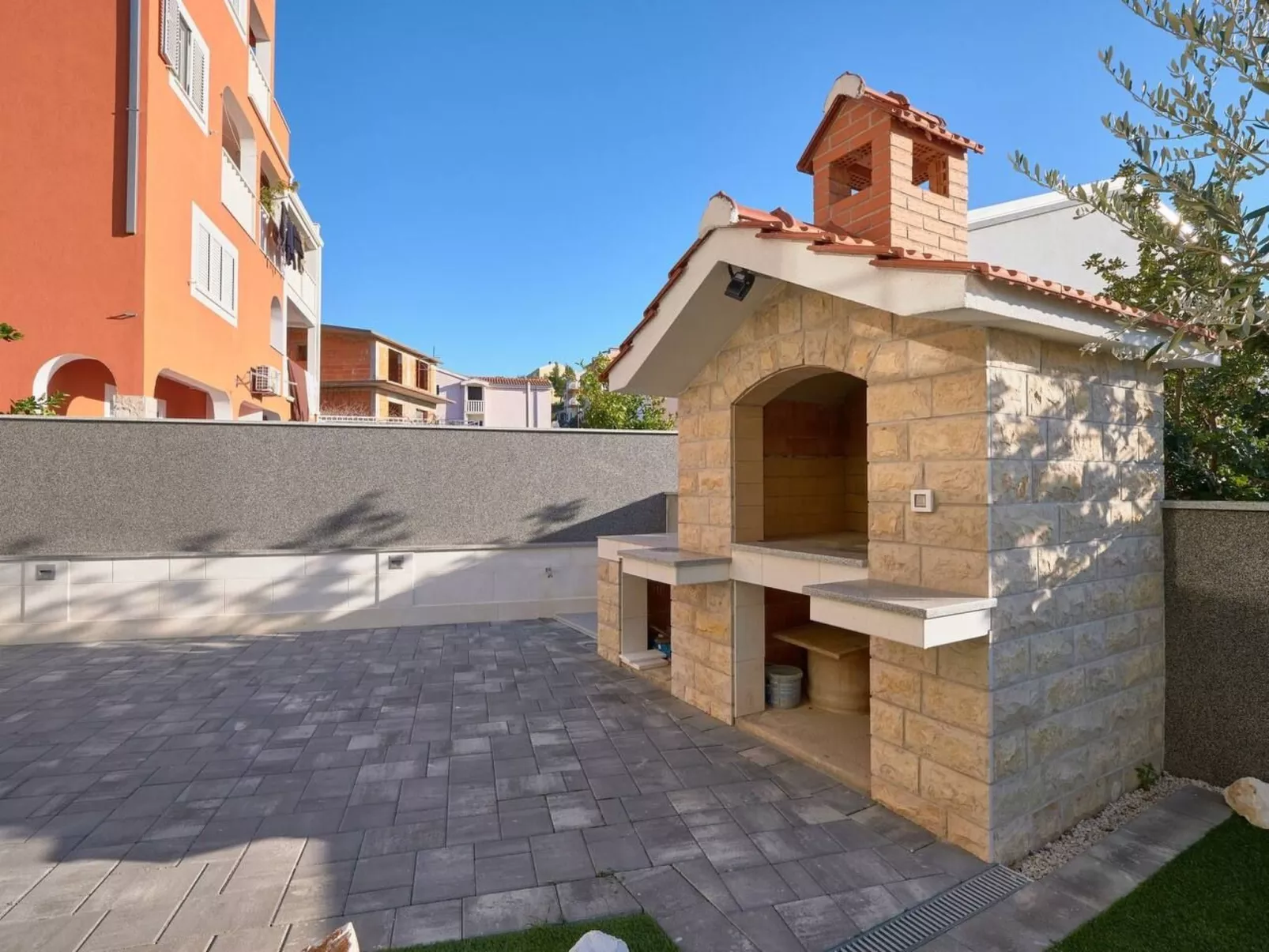 M Ganze Etage in einem geräumigen Haus mit Pool-Buiten