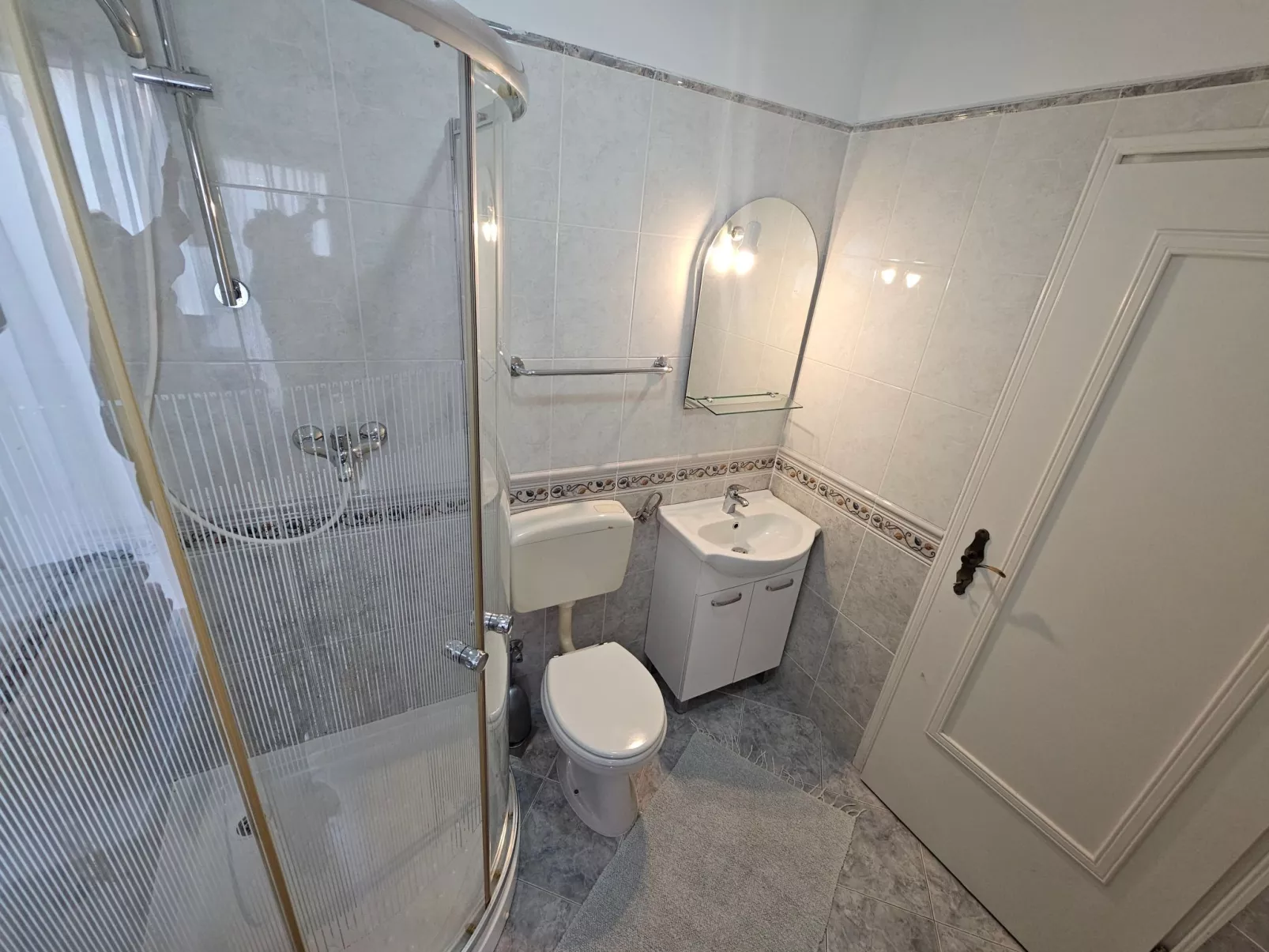 Appartement mit Balkon und Meerblick-Binnen