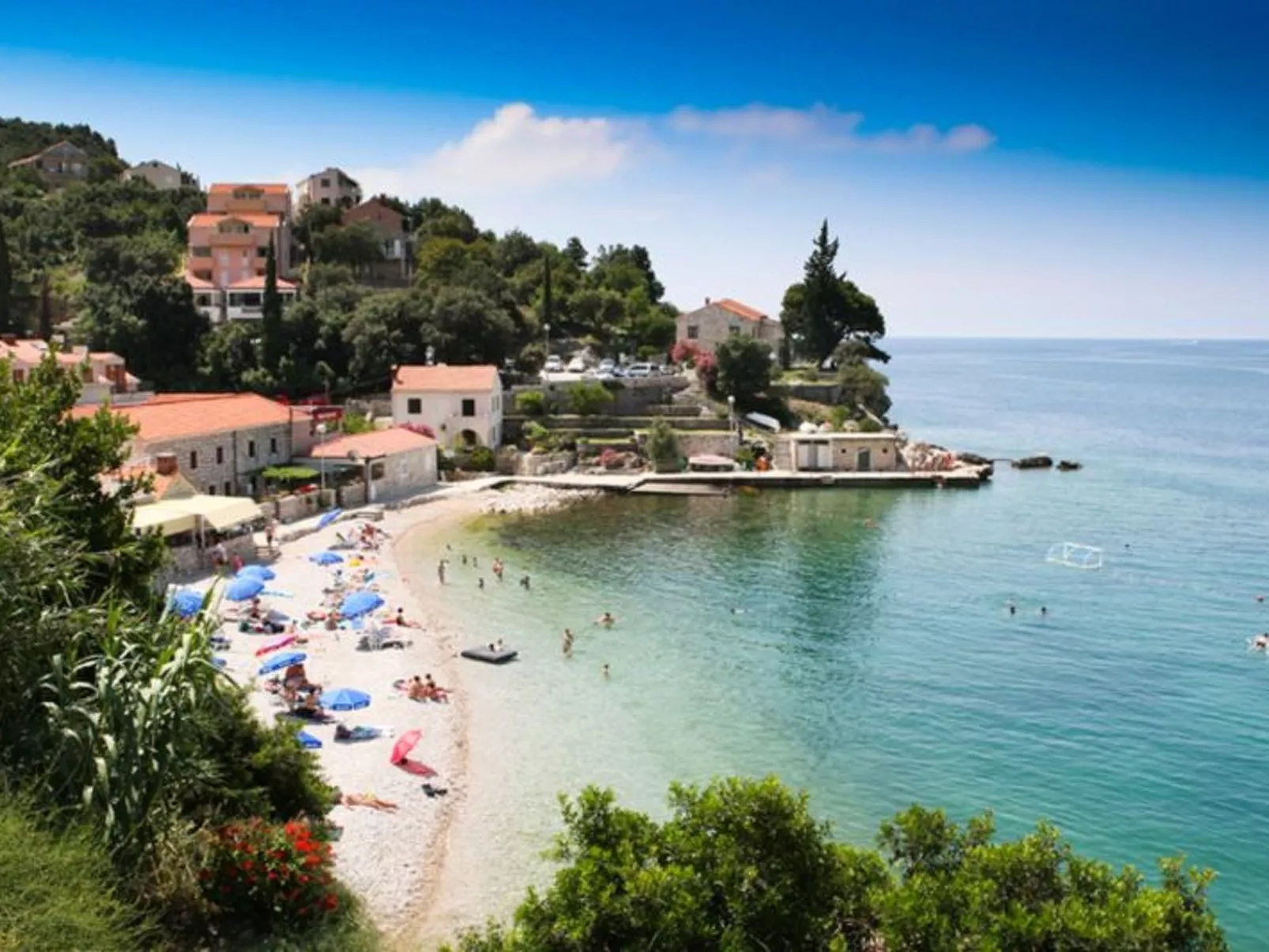 Mélanie B im ersten Stock einer Villa am Strand - Buiten