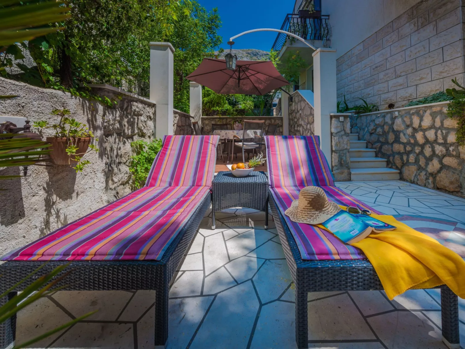 Ivona mit Terrasse und Außendusche-Buiten