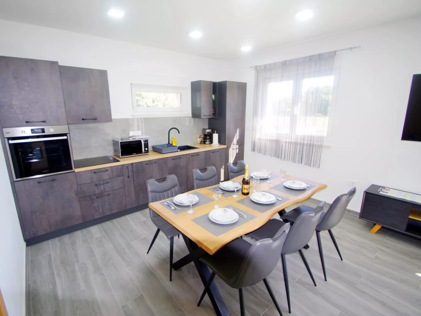 Mit privatem Pool, Dorf Šišan-Binnen